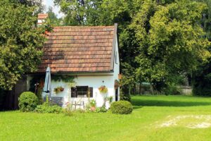 Ein kleines Haus im Grünen