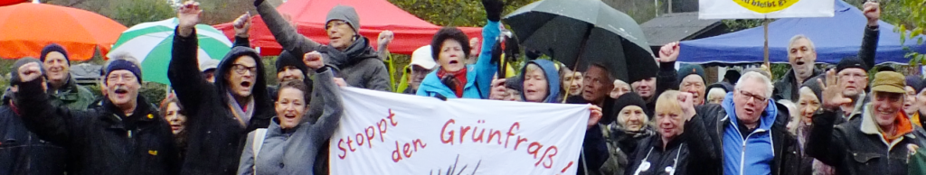 Schreberrebellen und Sympathisanten auf einer Kundgebung mit Banner mit der Aufschrift "Stoppt den Grünfraß"
