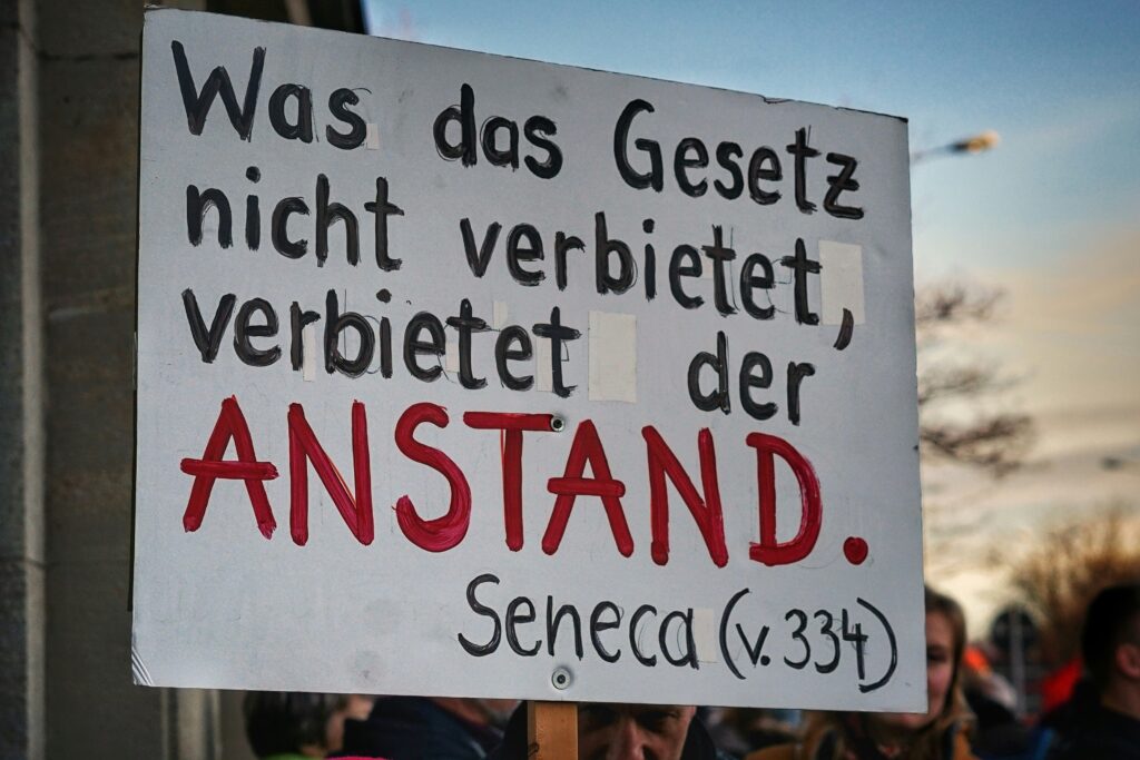 Ein Schild mit der Aufschrift "Was das Gesetz nicht verbietet, verbietet der Anstand" - Seneca